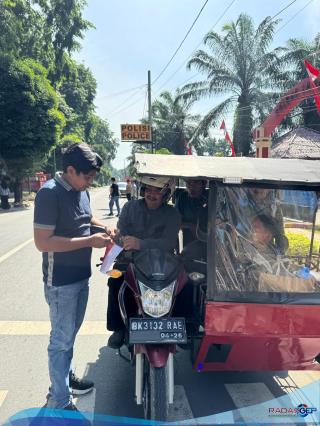 Kibarkan Semangat! Intelkam Polres Langkat Ajak Warga Cintai NKRI Lewat Pembagian Bendera Merah Putih